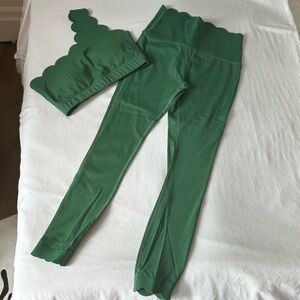 Scallop-Edge Green Active Leggings and Bandeau Set